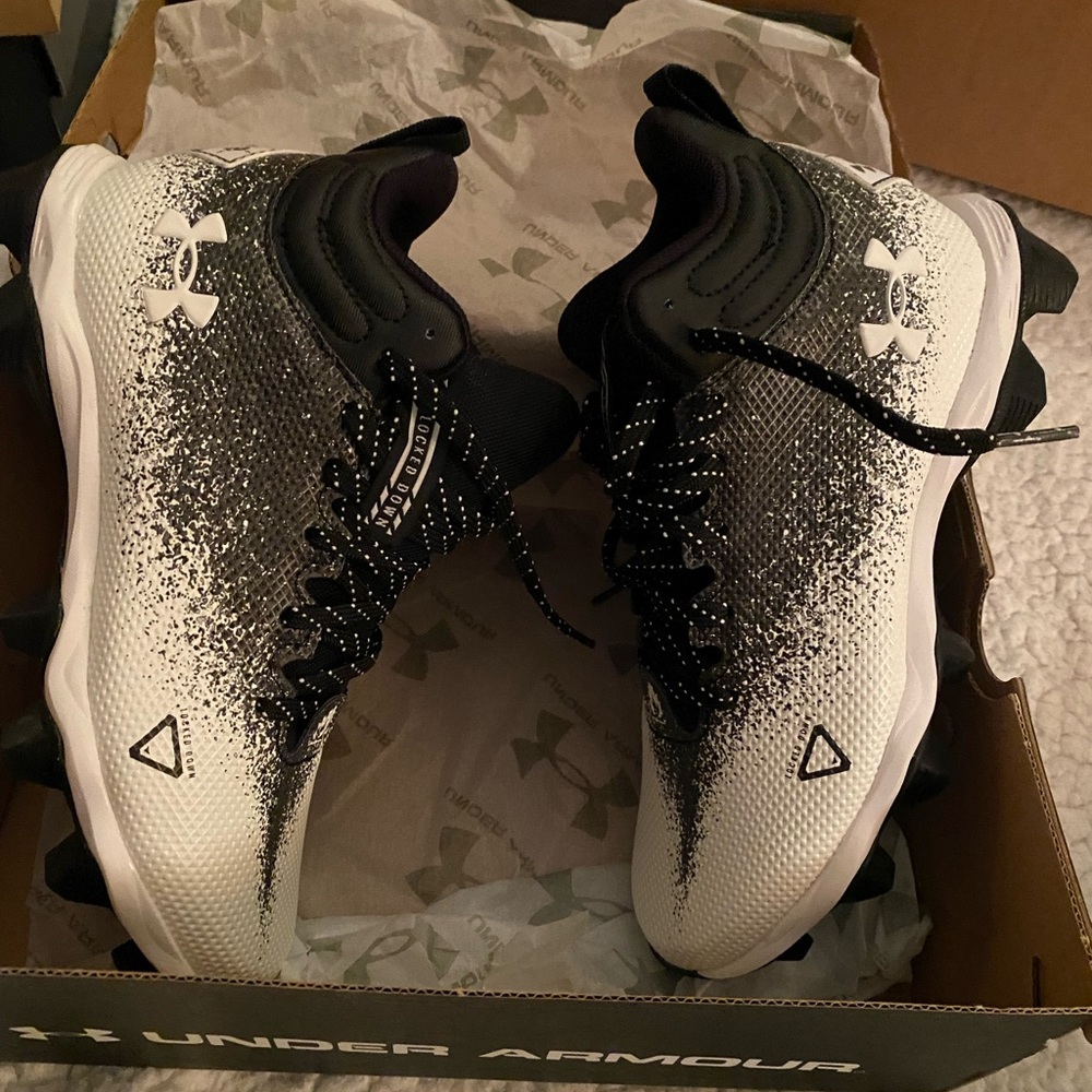 Boys Under Armor new in box UA Spotlight Fran RM 2.0 Jr size 3.5Y